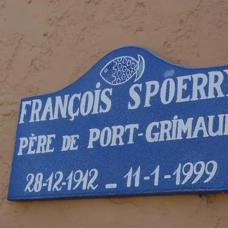 Au Bord De L Eau De Port *