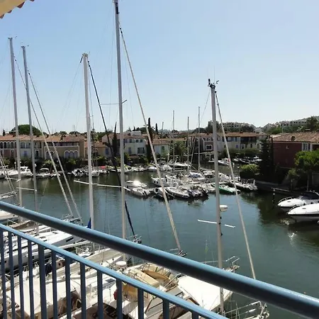 Au Bord De L Eau De Port *