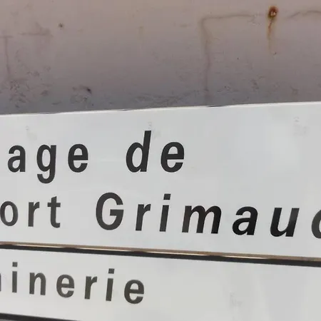 Au Bord De L Eau De Port *